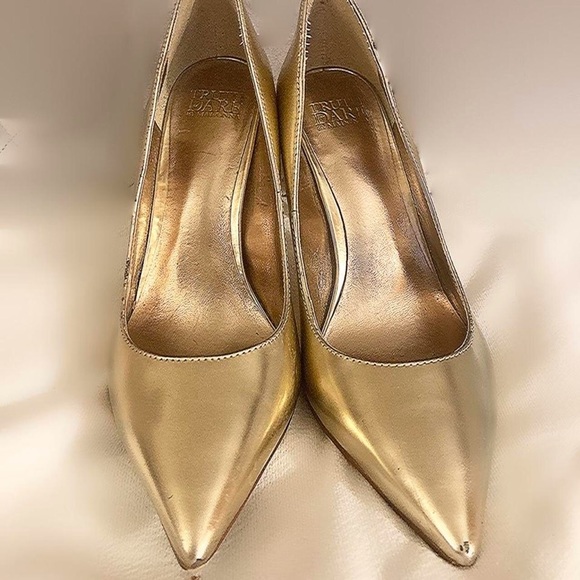 Truth or Dare Gold Pointed Toe Heels. Size 8 - Picture 2 of 9